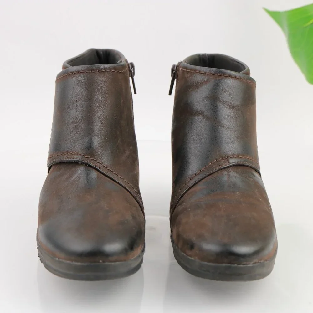 Clarks‎ Womens Caddell Rush Boots Size 7.5 Brown Leather Low Wedge Comfy Booties